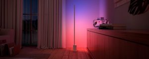 En Philips Hue Signe gradientgulvlampe, som er tilgjengelig på Black Friday-salget, dekker en vegg med smartbelysning i rosa og blå fargetoner.