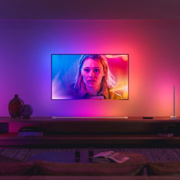 LG-Fernseher hängt an der Wohnzimmerwand, umgeben von bunten Lichtern 
