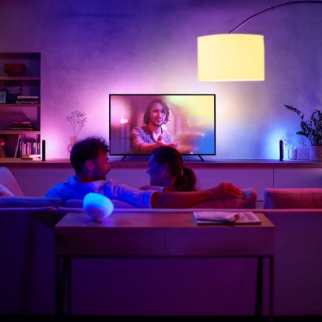 Der Hue Play Gradient Lightstrip ist die perfekte Ergänzung zur Hue Sync Box