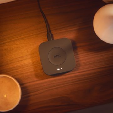 Eine schwarze Hue Bridge Pro – smartes Lichtsystem auf einem Tisch