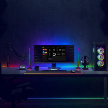 Bureau de jeu avec périphériques Corsair et éclairage Philips Hue coloré