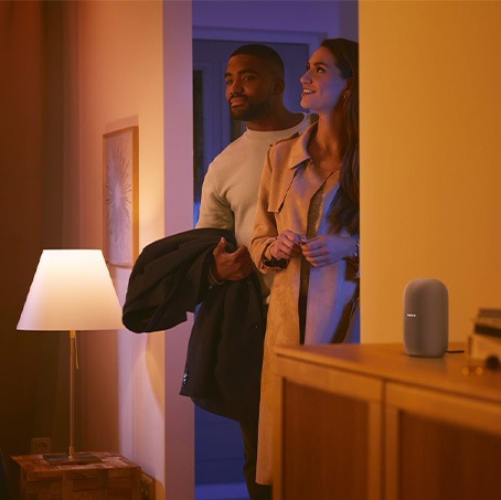 Couple entrant dans sa maison