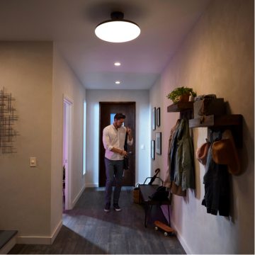 Homme mettant un manteau dans le couloir de sa maison