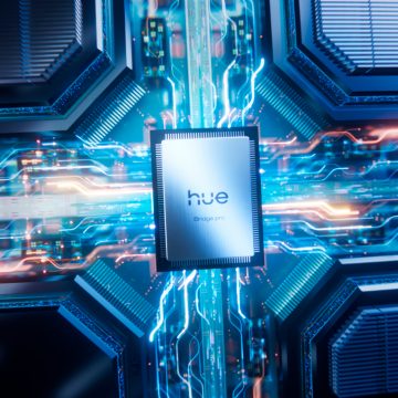 Une Hue Chip Pro à l'intérieur d'un nouveau Hue Bridge Pro pulse des courants d'énergie bleus et roses.