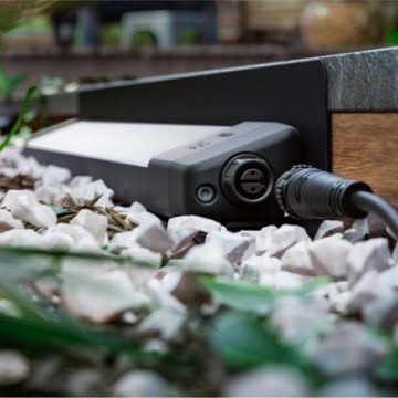 Éclairage extérieur linéaire Amarant installé à l'extérieur