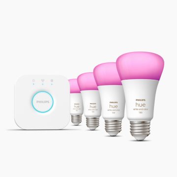 Philips Hue smartlyspærer og Bridge på hvit bakgrunn