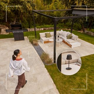 Et videoopptak fra et Hue 2K Secure kamera som viser en kvinne som går over en terrasse.