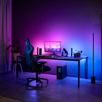 Gaming-skrivebord med lilla og blå Philips Hue smart belysning