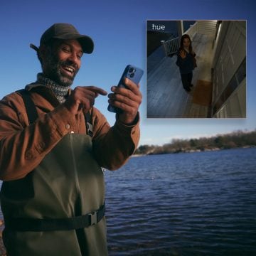 Homem e mulher a ver o seu cão utilizando a exibição em direto no telemóvel